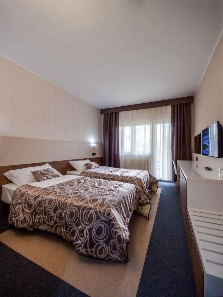 Hotel Macola Korenica Exterior photo